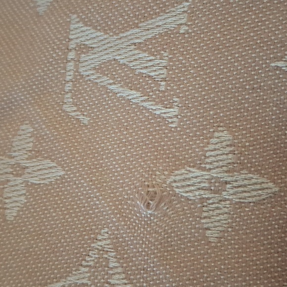 -3 low start Louis Vuitton huge shwal - Picture 3 of 4